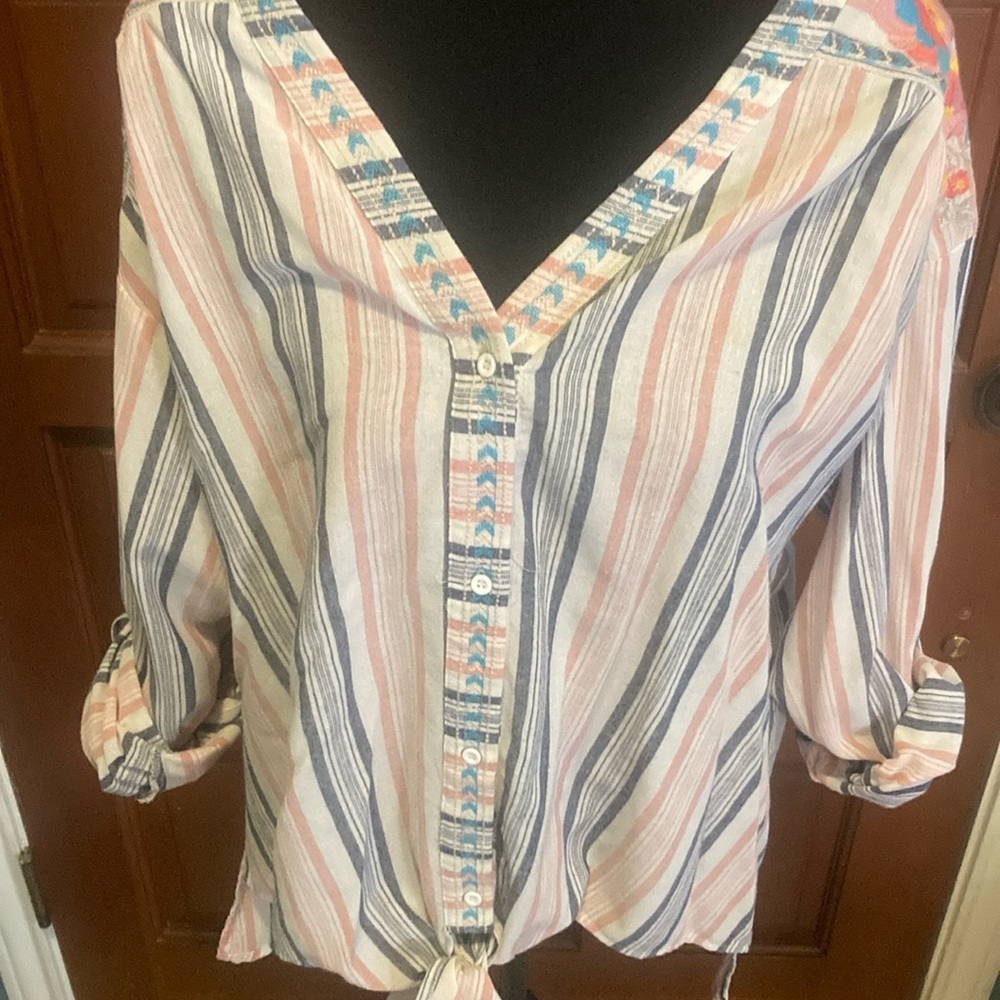 Striped long sleeve shirt. No tag with brand. Size xl.